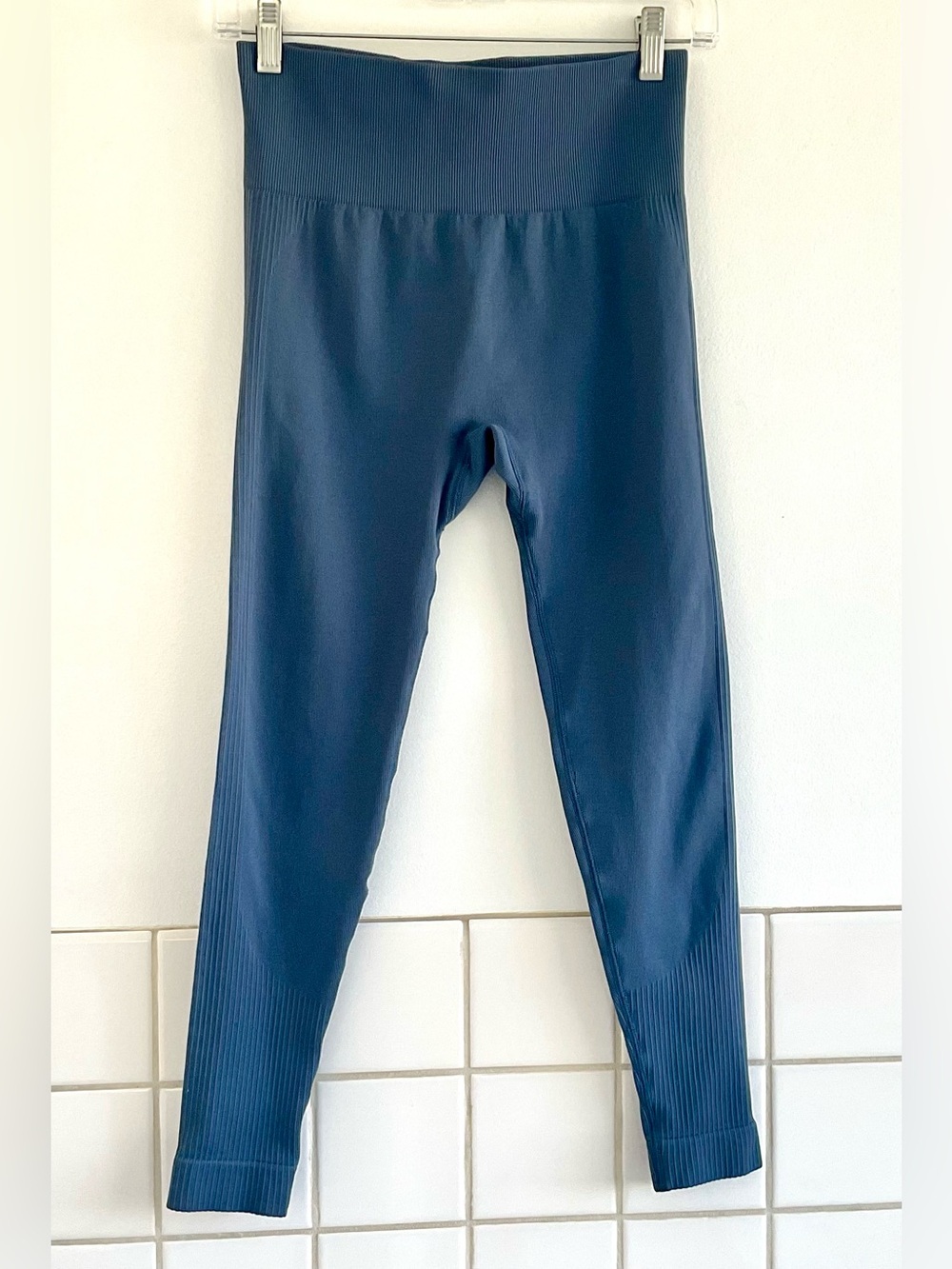 Women’s High-Waist Dusty Blue Leggings. SZ: M.   NWOT